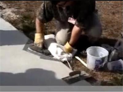 修理機(jī)場跑道破損臺(tái)階